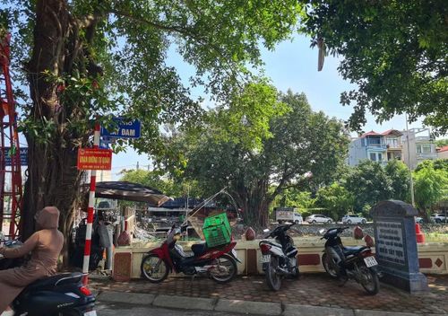 Khu vực hai bên đầu cầu Đăm, lối xuống đường Đông Kiều và phố Tây Đam (Tây Tựu) cũng tồn tại tình trạng vỉa hè bị lấn chiếm.