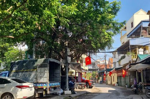 Thời gian qua, các lực lượng chức năng của phường Tây Tựu (TP Hà Nội) thường xuyên ra quân xử lý trật tự đô thị, vệ sinh môi trường tại nhiều tuyến đường phố trên địa bàn nhằm triển khai chỉ đạo của TP Hà Nội về giải quyết điểm nghẽn về “Trật tự đô thị” và xây dựng xã, phường bảo đảm trật tự, kỷ cương, văn minh đô thị trên địa bàn thành phố. Song theo phản ánh của người dân và ghi nhận thực tế của PV ngày 28/5/2026, nhiều đoạn đường phố Trung Kiên của phường Tây Tựu vẫn tồn tại tình trạng ngang nhiên lấn chiếm vỉa hè làm nơi đỗ xe ô tô.