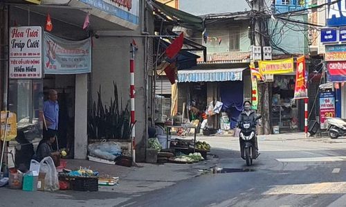 Vỉa hè bị lấn chiếm để làm nơi buôn bán ở đường Tây Tựu, tiềm ẩn nguy cơ mất an toàn giao thông, mất mỹ quan đô thị.