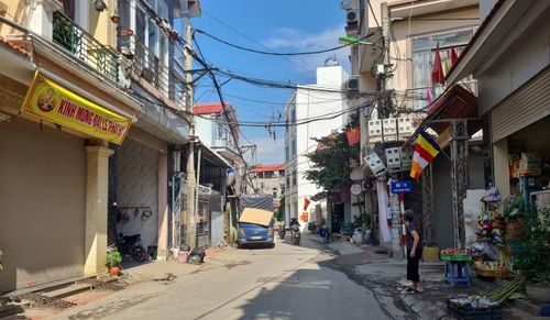 Một đoạn vỉa hè, lòng đường khác của phố Trung Kiên cũng bị chiếm dụng làm nơi đỗ xe, bày bán hàng hóa.