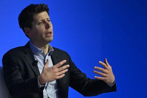Điều đáng chú ý là ngay cả Sam Altman cũng chưa sẵn sàng giao hoàn toàn công việc cho AI khi ông tiết lộ từng thử để chatbot trả lời email và tin nhắn Slack thay mình nhưng cuối cùng vẫn phải tự xử lý nhiều cuộc trao đổi quan trọng giữa con người với nhau.