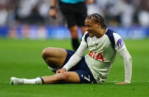 Tiền vệ Xavi Simons: Giá trị giảm từ 70 triệu euro xuống còn 50 triệu euro, mất 20 triệu euro. Cầu thủ Tottenham gặp khó trong quá trình thích nghi với Ngoại hạng Anh, rồi tiếp tục bị chấn thương làm gián đoạn đà hòa nhập.