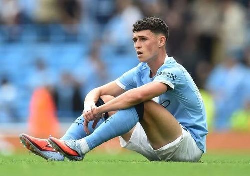 Tiền vệ Phil Foden: Giá trị giảm từ 100 triệu euro xuống còn 80 triệu euro, mất 20 triệu euro. Sau mùa giải đỉnh cao từng được định giá 150 triệu euro, Foden không duy trì được hiệu suất ghi bàn và kiến tạo như kỳ vọng.