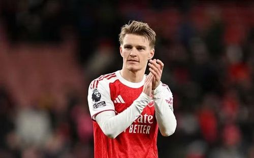 Tiền vệ Martin Odegaard: Giá trị giảm từ 85 triệu euro xuống còn 65 triệu euro, mất 20 triệu euro. Đội trưởng Arsenal vắng mặt phần lớn mùa giải vì chấn thương, trong khi đội bóng vẫn vô địch, khiến vai trò của anh bị đặt dấu hỏi.