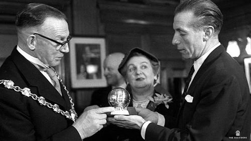 Huyền thoại bóng đá Anh Sir Stanley Matthews đoạt Quả bóng Vàng đầu tiên trong lịch sử vào năm 1956.