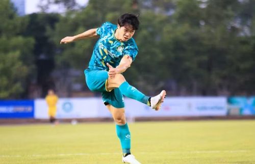 Đội vô địch giải bóng đá hạng Nhất Quốc gia (tức V-League 2) nhận cúp, Huy chương vàng và mức tiền thưởng từ Ban tổ chức là 2 tỷ đồng. Ảnh: Internet.