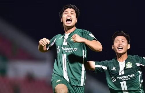 Với việc V-League mùa này có 1,5 suất xuống hạng, giải hạng Nhất cũng được trao 1,5 suất lên chơi ở hạng đấu cao nhất của bóng đá Việt Nam.