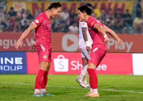 Trong khi đó, đội vô địch giải bóng đá V-League nhận được 5 tỷ đồng tiền thưởng, kèm theo Cúp vô địch và Huy chương Vàng. Ảnh: Internet.
