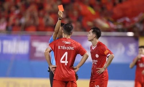 Đội Á quân nhận 3 tỷ đồng và Huy chương Bạc. Đội hạng Ba nhận 1,5 tỷ đồng và Huy chương Đồng. Ảnh: VPF. 