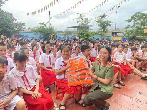 Chương trình tuyên truyền an toàn giao thông, phòng chống đuối nước và tai nạn thương tích tại Trường Tiểu học Hồng Gai thu hút đông đảo học sinh tham gia.