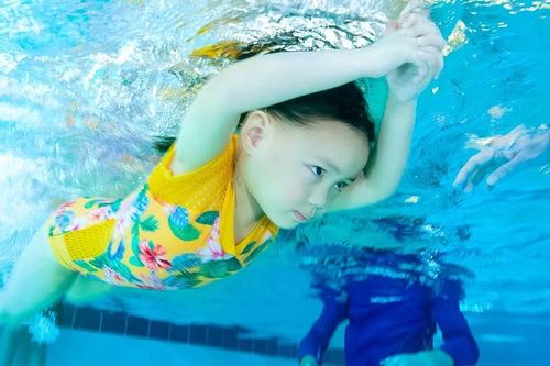  Một trong các hoạt động bơi sinh tồn được đào tạo tại Aqua-Tots. 