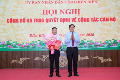 Ông Lò Văn Cương, Phó Chủ tịch Thường trực UBND tỉnh Điện Biên, trao Quyết định cho ông Phạm Hồng Phong.