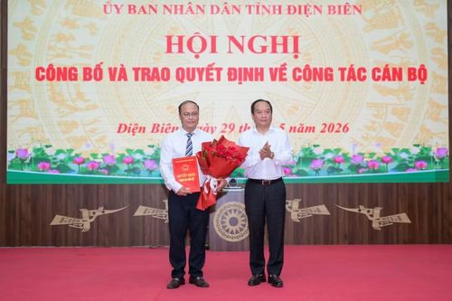 Ông Nguyễn Minh Phú, Phó Chủ tịch UBND tỉnh Điện Biên trao Quyết định cho Phó Chánh Văn phòng UBND tỉnh Trịnh Văn Hiền.