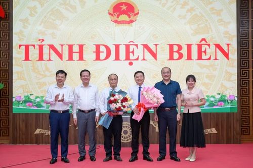 Hai Phó Chánh Văn phòng UBND tỉnh Điện Biên nhận hoa chúc mừng.