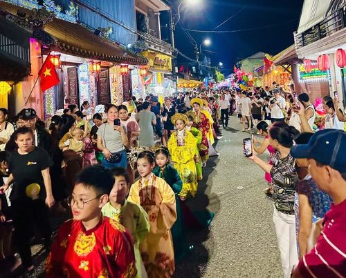Đoàn "người mẫu nhí" quảng diễn áo dài trong phố cổ.