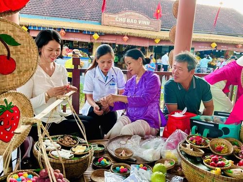 Không gian ẩm thực với nhiều loại bánh đặc trưng vùng Bao Vinh xưa.