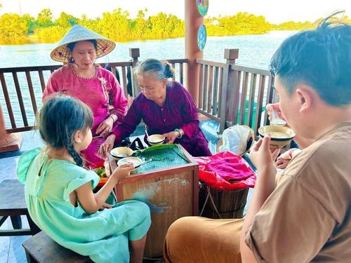 Ăn đậu hủ bên không gian sông nước mát mẻ.