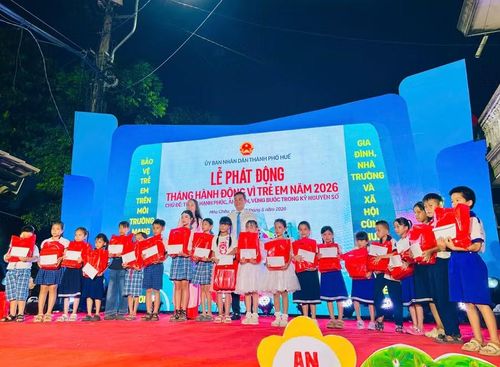 Trao quà cho học sinh giỏi.