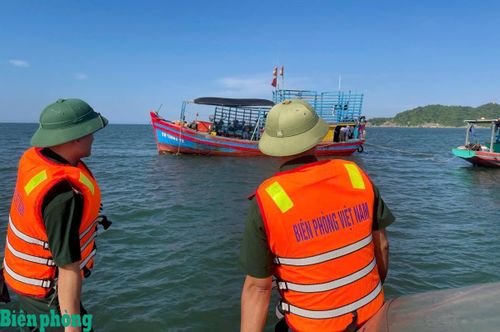 Cán bộ Đồn Biên phòng Cửa Sót kịp thời có mặt để ứng cứu các ngư dân. Ảnh: Thanh Giang