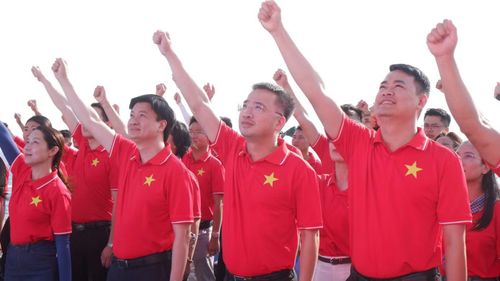 Anh Nguyễn Tường Lâm, Bí thư Trung ương Đoàn, Chủ tịch Hội Liên hiệp Thanh niên cùng các bạn trẻ tham gia lễ chào cờ “Tôi yêu Tổ quốc tôi”