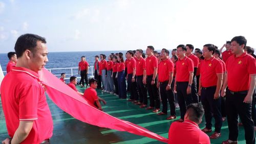 Lễ chào cờ "Tôi yêu tổ quốc tôi" trên tàu Trường Sa 571