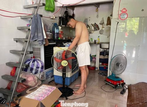 Anh Lê Duy Tân (19 tuổi, người lao động) chia sẻ: “Mùa nóng năm nay khắc nghiệt hơn hẳn. Tôi rất muốn chuyển sang một phòng trọ tốt hơn nhưng ngặt nỗi điều kiện kinh tế chưa cho phép, phần vì chưa tìm được chỗ mới phù hợp”.