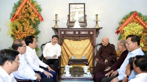 Phó Thủ tướng Nguyễn Văn Thắng thăm Hòa thượng Thích Giác Quang tại chùa Bảo Lâm.