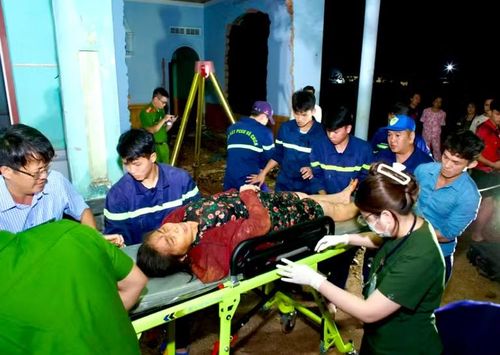 Bà U. được lực lượng chức năng đưa lên khỏi giếng sâu.