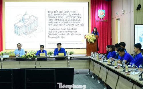 Chị Đoàn Thị Thu Hiền trình bày tham luận tại chương trình. Ảnh: Xuân Tùng