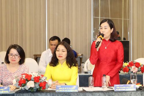 Bà Hoàng Hoài Phương (áo đỏ) - Phó Giám đốc Báo và Phát thanh, Truyền hình Ninh Bình, chia sẻ các giải pháp sau sáp nhập.chia sẻ các giải pháp sau sáp nhập.