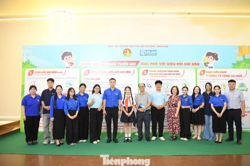Ban Tổ chức chụp ảnh lưu niệm tại triển lãm.