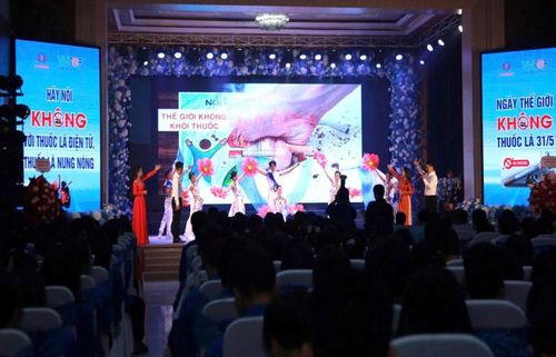 Lễ mít tinh thu hút sự tham gia của nhiều sở, ngành, đơn vị y tế và trường học trên địa bàn.