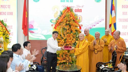 Phó Thủ tướng Chính phủ Nguyễn Văn Thắng tặng hoa chúc mừng Hòa thượng Thích Khế Chơn, Phó Chủ tịch Hội đồng Trị sự GHPGVN, Trưởng ban Ban Trị sự GHPGVN thành phố Huế.
