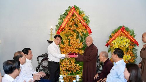 Phó Thủ tướng Chính phủ Nguyễn Văn Thắng cùng đoàn công tác thăm các Hòa thượng tại chùa Bảo Lâm.