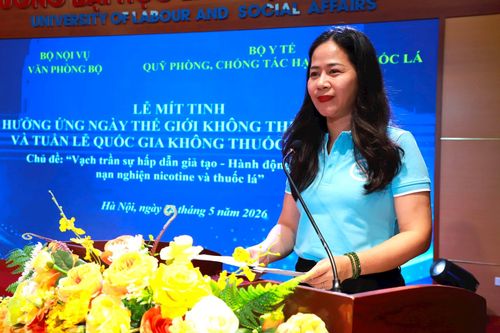 Đồng chí Trần Thị Thái, Phó Chánh Văn phòng Bộ Nội vụ phát biểu kêu gọi cán bộ, công chức, viên chức gương mẫu xây dựng môi trường làm việc không khói thuốc.