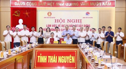 Lãnh đạo hai tỉnh Cao Bằng và Thái Nguyên ký Biên bản ghi nhớ phối hợp triển khai Dự án đầu tư xây dựng tuyến đường bộ cao tốc Bắc Kạn - Cao Bằng.