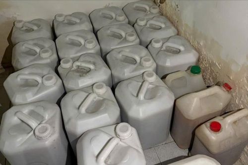 Các thùng chất lỏng không rõ nguồn gốc để la liệt trên sàn nhà.