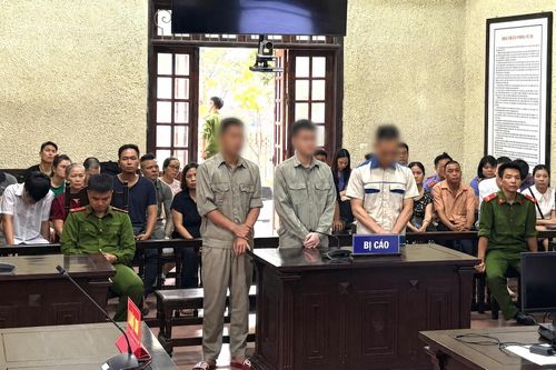 Các bị cáo tại phiên tòa xét xử.
