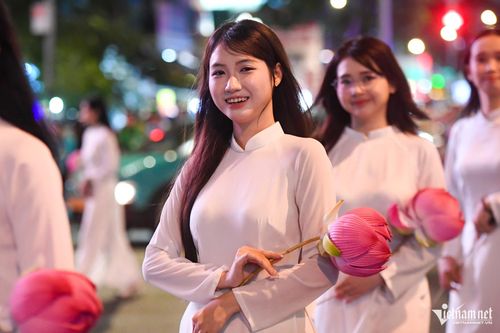 Nếu nhân loại gieo nhân của từ bi, hiểu biết và hợp tác, tương lai sẽ có cơ hội nở hoa an lạc. Ảnh: Nguyễn Huế