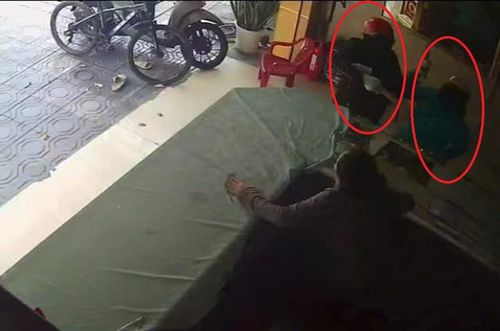 Hai đối tượng táo tợn cướp tiệm vàng. Ảnh cắt từ camera an ninh.