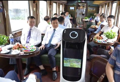Đoàn tàu tích hợp công nghệ số, kết nối 5G và robot AI phục vụ hành khách.