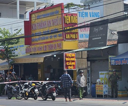 Công an điều tra hiện trường vụ cướp tiệm vàng Kim Thành An Phú 2. Ảnh: L.A.