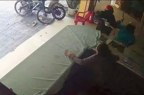Nhóm đối tượng khi thực hiện vụ cướp. Ảnh: Cắt từ clip