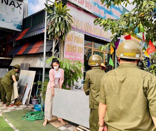 Ngày đầu ra quân, nhiều hộ kinh doanh trên nhiều tuyến phố đã cùng lực lượng chức năng dọn dẹp những vị trí lấn chiếm vỉa hè