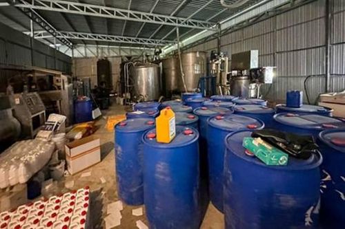 Lực lượng chức năng thu giữ số lượng lớn thành phẩm, hóa chất, máy móc cùng nhiều tang vật liên quan. 