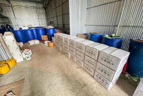 Lực lượng chức năng thu giữ số lượng lớn thành phẩm, hóa chất, máy móc cùng nhiều tang vật liên quan. 