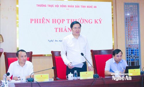 Đồng chí Hoàng Nghĩa Hiếu – Phó Bí thư Thường trực Tỉnh ủy, Chủ tịch HĐND tỉnh phát biểu tại phiên họp. Ảnh: Mai Hoa