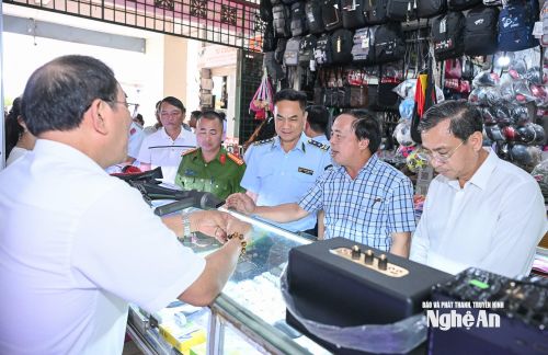 Ban Chỉ đạo 389 tỉnh trao đổi cùng hộ kinh doanh mặt hàng điện tử trên địa bàn xã Quỳnh Lưu. Ảnh: Thành Cường