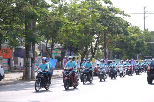 Các lực lượng tham gia diễu hành cổ động phòng, chống tác hại của thuốc lá tới cộng đồng. Ảnh: HH