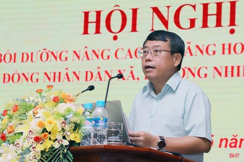Đồng chí Dương Tất Thắng - Phó Chủ tịch Thường trực HĐND tỉnh phát biểu khai mạc hội nghị.